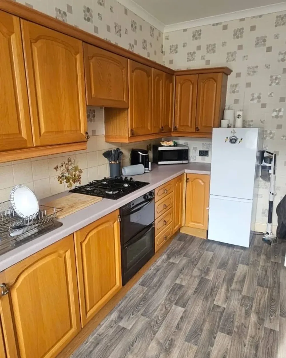 Before: Oak kitchen sprayed in Renner Wood Coatings RAL 7021 - Black Grey